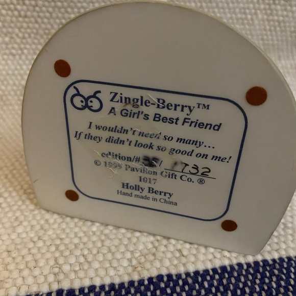 1999 “A GIRL’S BEST FRIEND” Holly Berry Figurine - Picture 6 of 7